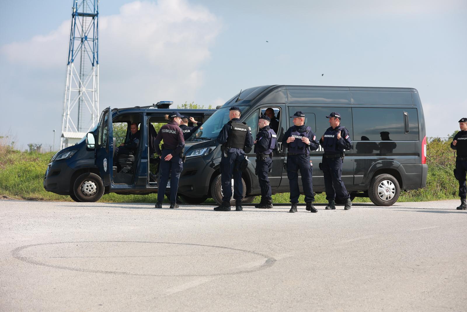 05.05.2023., Dubona, Srbija - Policija osigurava podrucje u selu Dubona kod Mladenovca gdje je sinoc doslo do pucnjave u kojoj je ubijeno osmero ljudi, a ranjeno ih je najmanje 15. Policija je pokrenula akciju "Vihor" i na teren poslala sve raspolozive snage. Photo: Davor Javorovic/PIXSELL