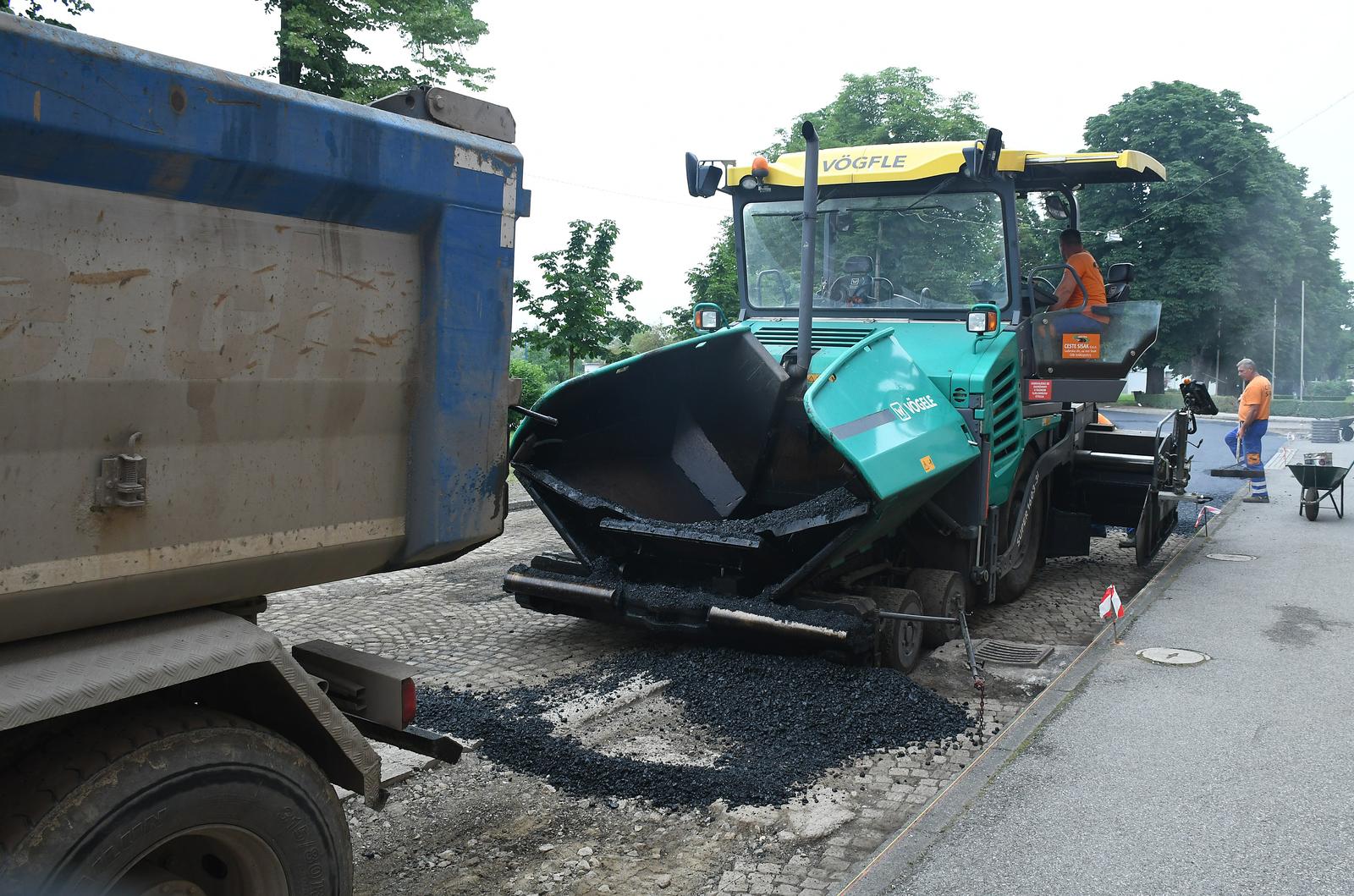 05.06.2023.,Sisak - Radnici Cesta Sisak asfaltiraju Rimsku ulicu.
 Photo: Nikola Cutuk/PIXSELL