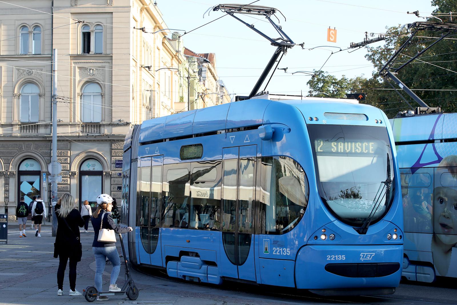 05.09.2023., Zagreb - Dok se javnost vise manje zabavlja gradonacelnikovim matematickim sposobnostima vezanim na nabavu rabljenih tramvaja iz Njemacke, sa pocetkom nove skolske godine i uvodjenjem punog opsega javnog prometa u gradu, ponovno se na tracnicama mogu vidjeti i najstariji tamvaji koje jos uvijek ima ZET. Uglavnom na liniji broj 2, ova stara vozila proizvedena su u Djuri Djakovicu jos sedamdesetih godina.
Duboko iz 20 stoljeca tramvajski vozni park krase i CKD Tatra T4 i KT4 koji se unatoc starosti svakodnevno mogu vidjeti u prometu. Nesto mladji su TMK 2210 zglobni modeli koje je izradjivala tvrtka Koncar od 1994. do 2003. godine, a jedini moderni tramvaji su TMK 2200 i 2300 konzorcija Crotram koji su dio ZET-ova prijevoza od 27. travnja 2005. godine. 
Upravo stoga, rabljeni tramvaji iz Njemacke, cak i bez kure podmladjivanja na presici, mogu samo podici nivo usluge u javnom prijevozu grada. Photo: Patrik Macek/PIXSELL