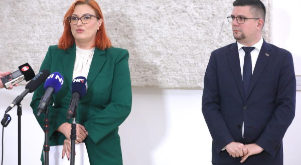 05.10.2023., Zagreb - Na konferenciji za medije Kluba zastupnika Socijaldemokrata odrzanoj u Saboru o temi "Pozar u tvornici za preradu plastike u Osijeku" govorili su Romana Nikolic i Domagoj Hajdukovic. Photo: Patrik macek/PIXSELL