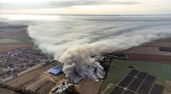 05.10.2023., Osijek - Fotografija iz zraka pozara uskladistene plastike na otvorenom prostoru u pogonu osjecke tvrtke "Drava international" kod prigradskog naselja Brijest. Photo: Davor Javorovic/PIXSELL