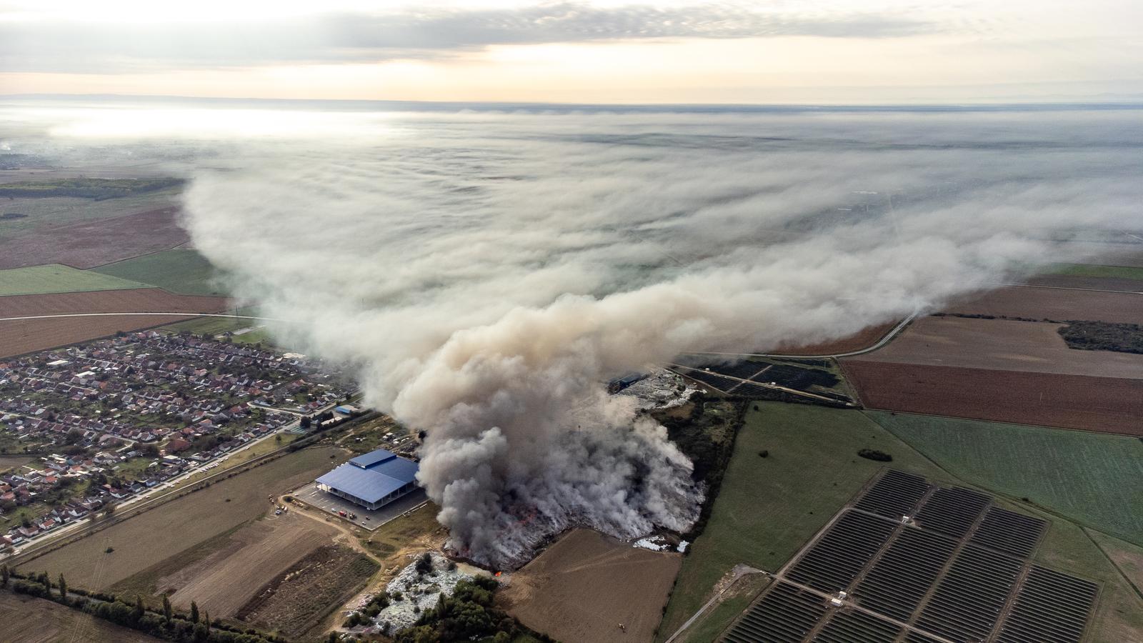 05.10.2023., Osijek - Fotografija iz zraka pozara uskladistene plastike na otvorenom prostoru u pogonu osjecke tvrtke "Drava international" kod prigradskog naselja Brijest. Photo: Davor Javorovic/PIXSELL