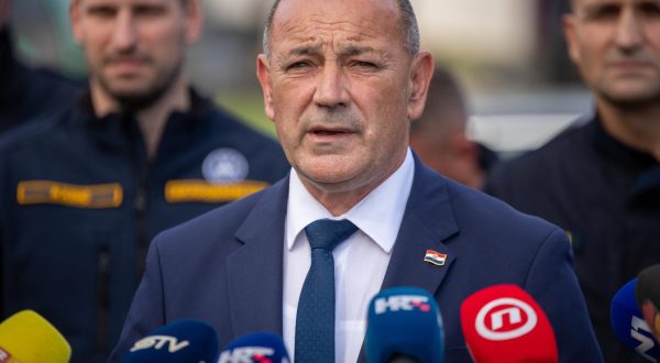 05.10.2022., Osijek - Potpredsjednik Vlade Tomislav Medved dosao je u 13.30h na pozariste u Osijek. Zajedno sa zupanom Anusicem, gradonacelnikom Radicem, Stozerom, vatrogascima te se obratio medijima
 Photo: Borna jaksic/PIXSELL