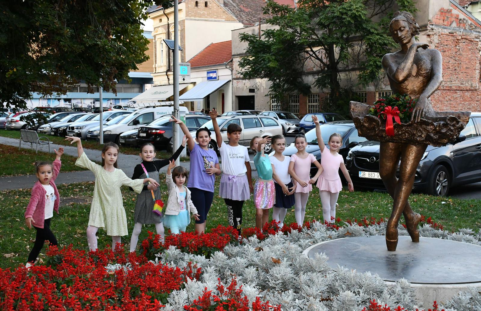 05.10.2023., Slavonski Brod - Polaganje vijenca kod spomenika slavnoj balerini Miji Čorak Slavenskoj uz 21. godisnjicu smrti. Photo: Ivica Galovic/PIXSELL