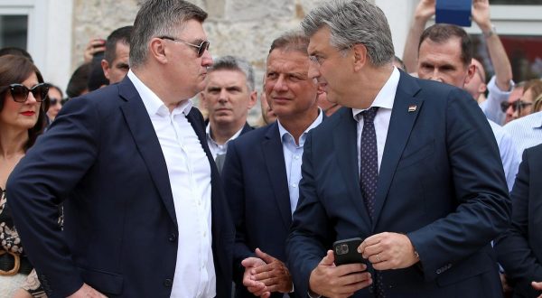 06.08.2023., Sinj - 308. Sinjska alka. Sinjska alka je hrvatska viteska igra. Odrzava se svake godine u nedjelju u prvoj trecini mjeseca kolovoza u Sinju, na godisnjicu pobjede nad turskim osvajacima 14. kolovoza 1715. Na taj dan je 700 hrvatskih vojnika iz Sinja uspjelo odbiti navalu vojske turskog seraskera Mehmed-pase Celica koja je brojala 60.000 vojnika. Predsjednik RH Zoran Milanovic, predsjednik Sabora Gordan Jandrokovic, predsjednik Vlade RH Andrej Plenokvic Photo: Zvonimir Barisin/PIXSELL