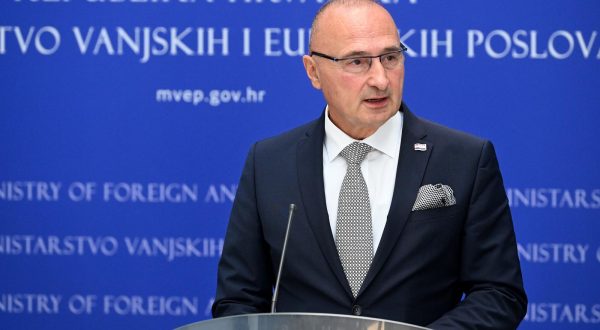 06.09.2023., Zagreb - Ministar vanjskih i europskih poslova Gordan Grlic Radman sastao se s ministrom vanjskih poslova Republike Azerbajdzan Jeyhunom Bayramovom. Prilikom dolaska u sobu dogodio se mali skandal, postavljena je krivo zastava Azerbajdzana te su ju uklonili na prigovor ministra Azerbajdzana.  Photo: Marko Lukunic/PIXSELL