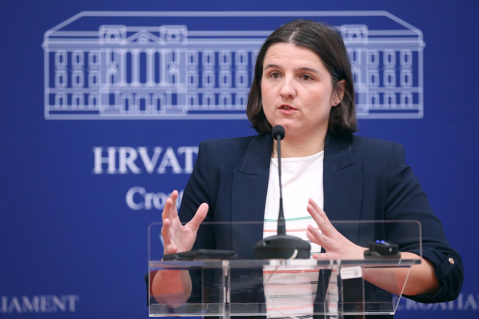 06.10.2023., Zagreb - Na konferenciji za medije odrzanoj u Saboru zakonu o borbi protiv siromastva govorila je zastupnica Jelena Milos. Photo: Patrik Macek/PIXSELL
