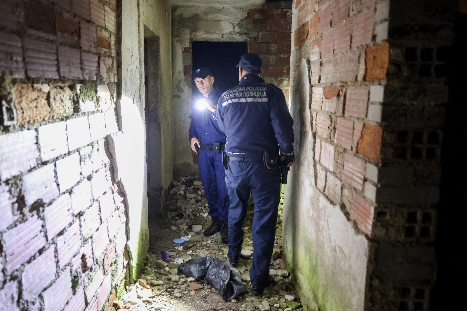 04.10.2023., Bihac, Bosna i Hercegovina - Nocna patrola pripadnika Granicne policije BiH i MUP-a Unsko-sanskog kantona u blizini granice sa Republikom Hrvatskom. Granicnoj policiji BiH nedostaje vise od 600 policijskih sluzbenika i unatoc tome, oni su ove godine odvratili vise od 4000 osoba od ilegalnog prelaska granice. Photo: Armin Durgut/PIXSELL