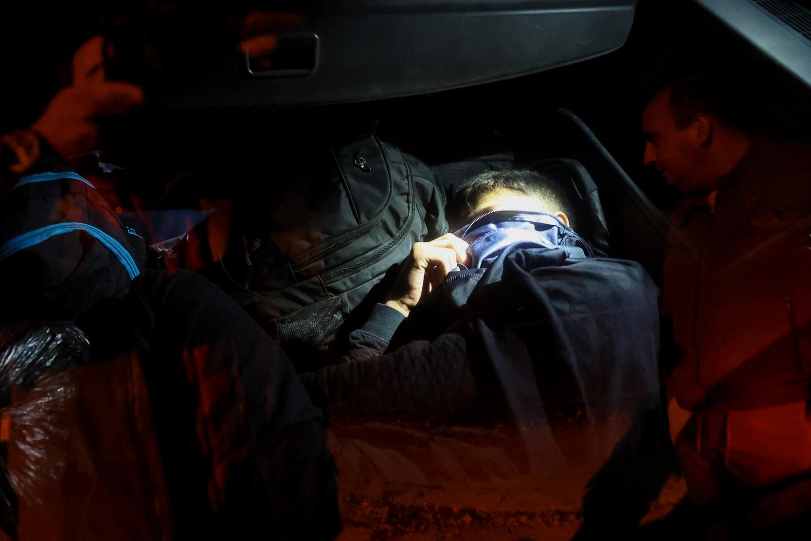 04.10.2023., Bihac, Bosna i Hercegovina - Nocna patrola pripadnika Granicne policije BiH i MUP-a Unsko-sanskog kantona u blizini granice sa Republikom Hrvatskom. Granicnoj policiji BiH nedostaje vise od 600 policijskih sluzbenika i unatoc tome, oni su ove godine odvratili vise od 4000 osoba od ilegalnog prelaska granice. Photo: Armin Durgut/PIXSELL