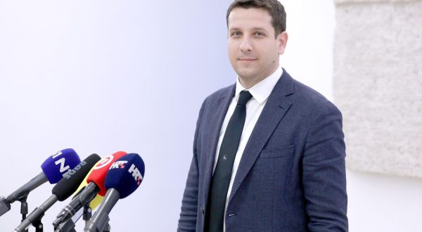 06.12.2021., Zagreb - Zastupnik Marin Lerotic komentirao je u Saboru amandamane na proracun za 2022. godinu.

 Photo: Patrik Macek/PIXSELL