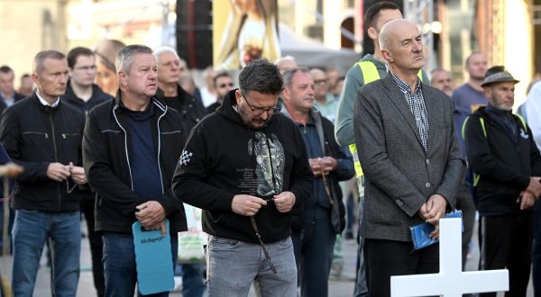 07.10.2023., Zagreb - Molitelji na trgu bana Josipa Jelacica i anti molitelji medju kojima je Predrag Fred Matic, Ivan Racan, Josko Klisovic, Ivan Pernar.  Photo: Marko Lukunic/PIXSELL