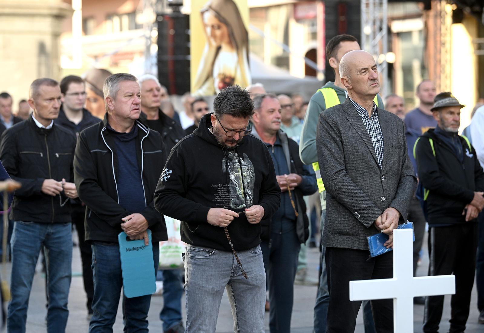 07.10.2023., Zagreb - Molitelji na trgu bana Josipa Jelacica i anti molitelji medju kojima je Predrag Fred Matic, Ivan Racan, Josko Klisovic, Ivan Pernar.  Photo: Marko Lukunic/PIXSELL