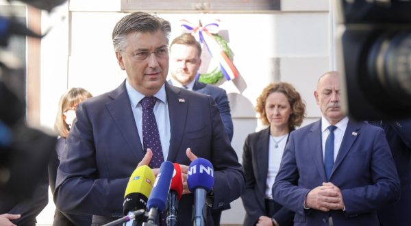 05.10.2023., Zagreb - Predsjednik Vlade Andrej Plenkovic polozio je lovorov vijenac na spomen-plocu na zgradi Vlade Republike Hrvatske u povodu 32. obljetnice raketiranja Banskih dvora.  Uz predsjednika Vlade bio je potpredsjednik Vlade i ministar hrvatskih branitelja Tomo Medved, ministar pravosudja i uprave Ivan Malenica, ministrica kulture i medija Nina Obuljen Korzinek, zastupnica u Hrvatskom saboru Zdravka Busic, drzavni tajnik u Ministarstvu obrane Branko Hrg i posebni savjetnik predsjednika Vlade Zvonko Kusic. Photo: Luka Stanzl/PIXSELL