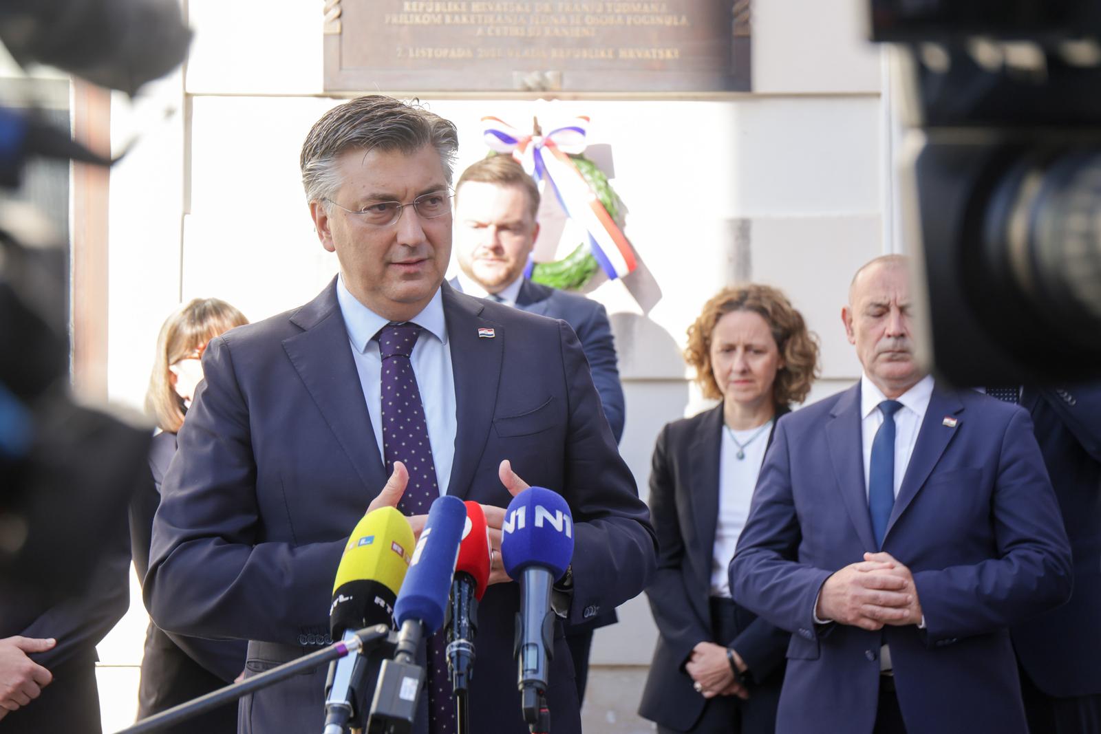 05.10.2023., Zagreb - Predsjednik Vlade Andrej Plenkovic polozio je lovorov vijenac na spomen-plocu na zgradi Vlade Republike Hrvatske u povodu 32. obljetnice raketiranja Banskih dvora.  Uz predsjednika Vlade bio je potpredsjednik Vlade i ministar hrvatskih branitelja Tomo Medved, ministar pravosudja i uprave Ivan Malenica, ministrica kulture i medija Nina Obuljen Korzinek, zastupnica u Hrvatskom saboru Zdravka Busic, drzavni tajnik u Ministarstvu obrane Branko Hrg i posebni savjetnik predsjednika Vlade Zvonko Kusic. Photo: Luka Stanzl/PIXSELL