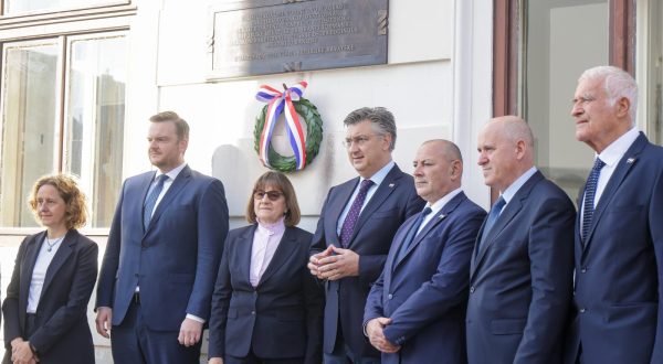 05.10.2023., Zagreb - Predsjednik Vlade Andrej Plenkovic polozio je lovorov vijenac na spomen-plocu na zgradi Vlade Republike Hrvatske u povodu 32. obljetnice raketiranja Banskih dvora.  Uz predsjednika Vlade bio je potpredsjednik Vlade i ministar hrvatskih branitelja Tomo Medved, ministar pravosudja i uprave Ivan Malenica, ministrica kulture i medija Nina Obuljen Korzinek, zastupnica u Hrvatskom saboru Zdravka Busic, drzavni tajnik u Ministarstvu obrane Branko Hrg i posebni savjetnik predsjednika Vlade Zvonko Kusic. Photo: Luka Stanzl/PIXSELL