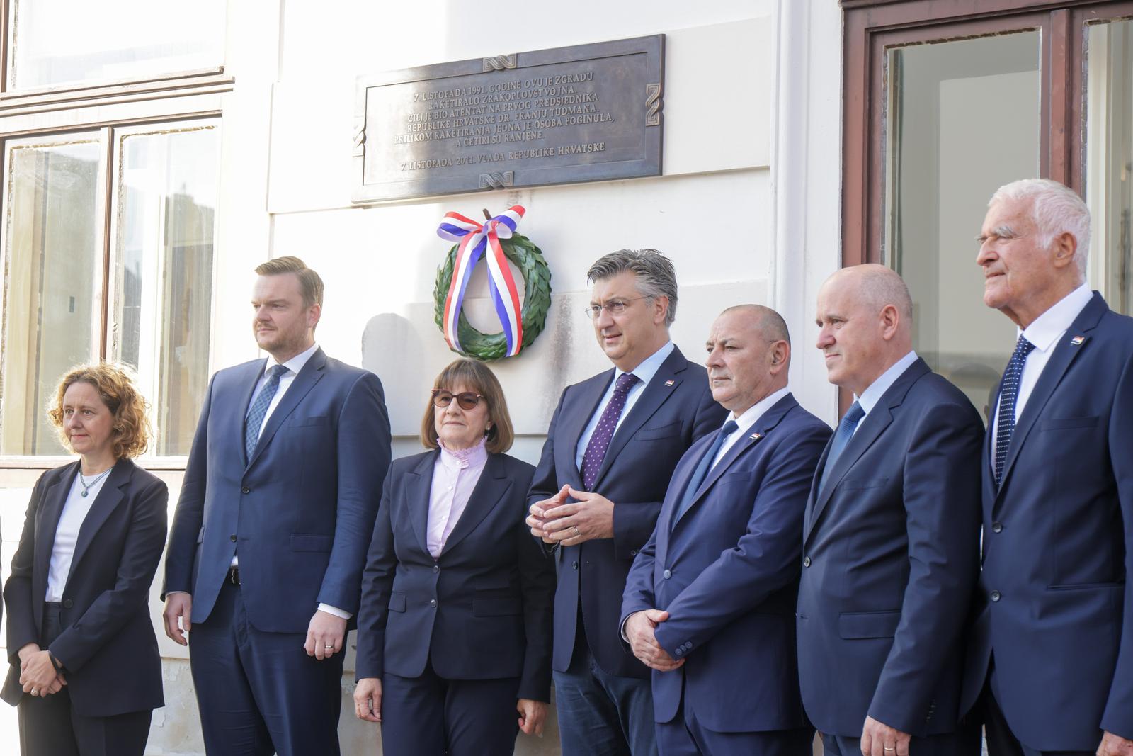 05.10.2023., Zagreb - Predsjednik Vlade Andrej Plenkovic polozio je lovorov vijenac na spomen-plocu na zgradi Vlade Republike Hrvatske u povodu 32. obljetnice raketiranja Banskih dvora.  Uz predsjednika Vlade bio je potpredsjednik Vlade i ministar hrvatskih branitelja Tomo Medved, ministar pravosudja i uprave Ivan Malenica, ministrica kulture i medija Nina Obuljen Korzinek, zastupnica u Hrvatskom saboru Zdravka Busic, drzavni tajnik u Ministarstvu obrane Branko Hrg i posebni savjetnik predsjednika Vlade Zvonko Kusic. Photo: Luka Stanzl/PIXSELL