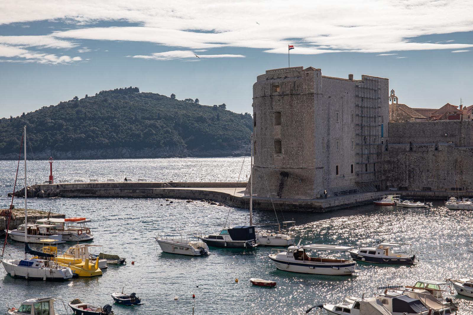 08.02.2023., Stara gradska jezgra, Dubrovnik - Prohladno jutro s slabom burom i osekom. Photo: Grgo Jelavic/PIXSELL