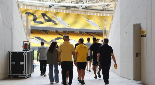 08.08.2023., Atena, Grcka - Nogometasi AEK-a odali su pocast preminulom navijacu koji je u bolnici podlegao ozljedama koje je zadobio u sukobu grckih i hrvatskih navijaca u Ateni uoci prve utakmice 3. pretkola UEF Lige prvaka izmedju AEK-a i Dinama. Photo: Stelios Stefanou/EUROKINISSI/PIXSELL