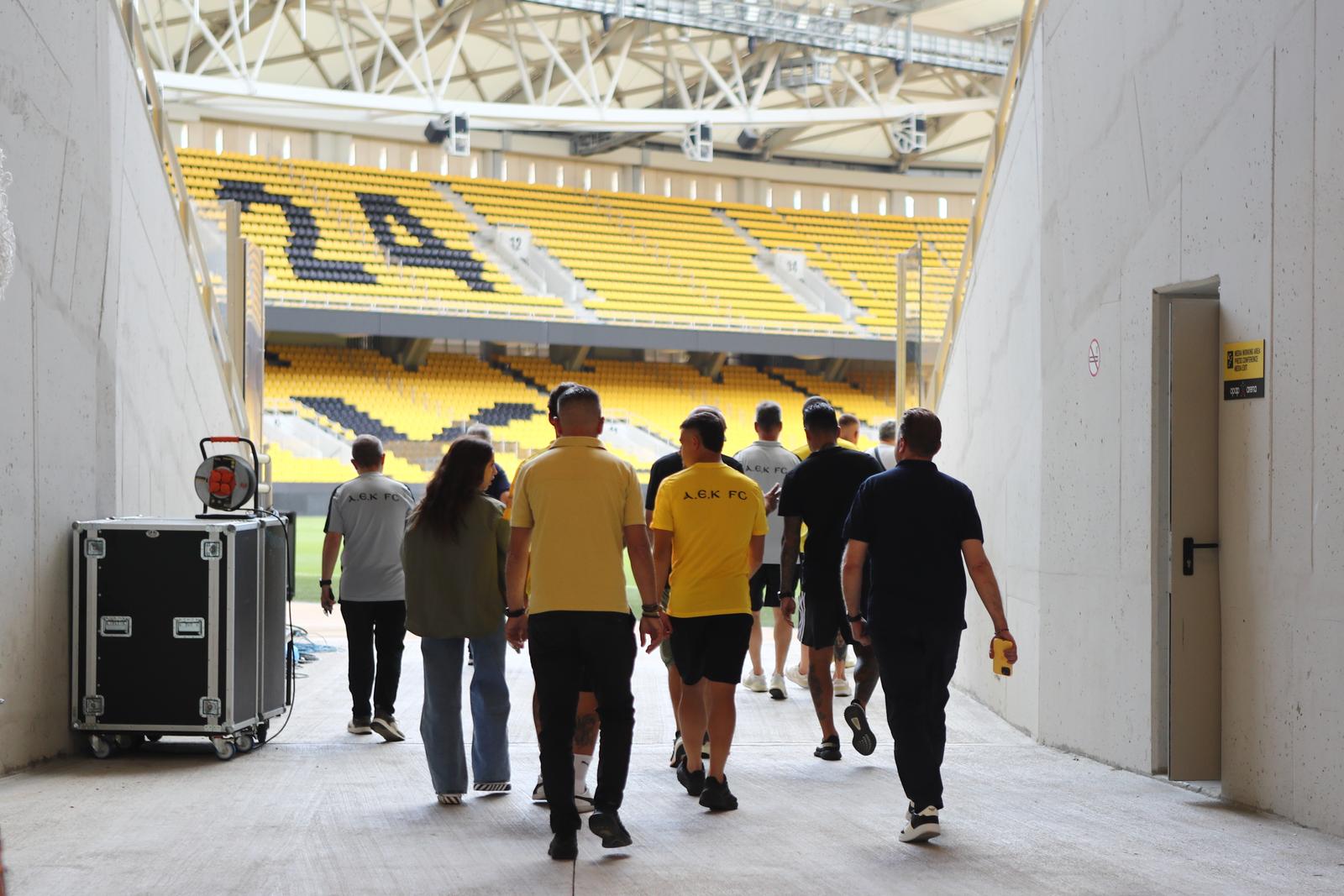 08.08.2023., Atena, Grcka - Nogometasi AEK-a odali su pocast preminulom navijacu koji je u bolnici podlegao ozljedama koje je zadobio u sukobu grckih i hrvatskih navijaca u Ateni uoci prve utakmice 3. pretkola UEF Lige prvaka izmedju AEK-a i Dinama. Photo: Stelios Stefanou/EUROKINISSI/PIXSELL