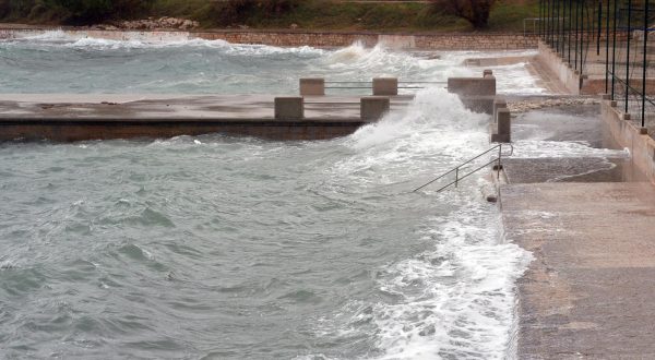 08.12.2020., Pula - Visednevno nevrijeme u Puli i dalje ne prestaje. Prema izvorima Istrameta palo je 100mm kise, dok je snaga vjetra izmedju 10 i 15 cvorova. Morski vodostaj takodjer je povisen i prelijeva se na kopno.rPhoto: Sasa Miljevic / PIXSELL