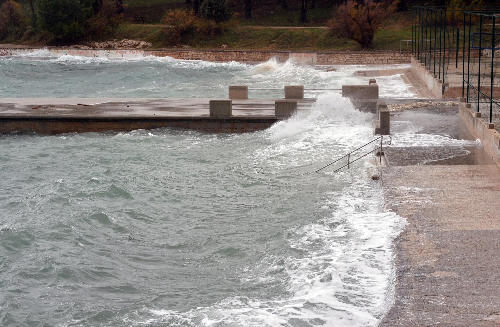 08.12.2020., Pula - Visednevno nevrijeme u Puli i dalje ne prestaje. Prema izvorima Istrameta palo je 100mm kise, dok je snaga vjetra izmedju 10 i 15 cvorova. Morski vodostaj takodjer je povisen i prelijeva se na kopno.rPhoto: Sasa Miljevic / PIXSELL