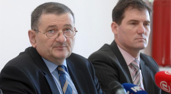 05.02.2009., Osijek - Na konferenciji za tisak povodom USKOK-ove isprike Djapicu oko provodjenja istrage oko navodnog ugovora s Vladom Zecom, novinar je pitao zasto se komunikacija HSP-a i Djapica svela iskljucivo na Jutarnji list, buduci da je sve sto je danas receno taj list objavio prije dva dana. Srb je pitanje nazvao primjedbom i komentarom i odbio odgovoriti. Djapic se pak na konferenciji za novinare nije pojavio. Krunislav Olujic i Gordan Matkovic. r"nPhoto: Davor Javorovic/Vecernji listr"n