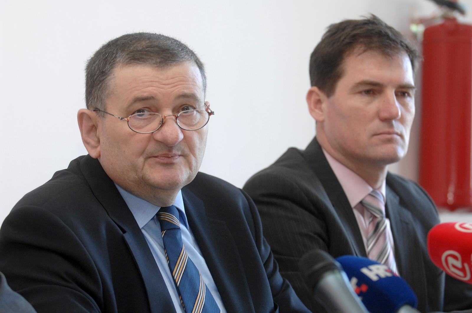 05.02.2009., Osijek - Na konferenciji za tisak povodom USKOK-ove isprike Djapicu oko provodjenja istrage oko navodnog ugovora s Vladom Zecom, novinar je pitao zasto se komunikacija HSP-a i Djapica svela iskljucivo na Jutarnji list, buduci da je sve sto je danas receno taj list objavio prije dva dana. Srb je pitanje nazvao primjedbom i komentarom i odbio odgovoriti. Djapic se pak na konferenciji za novinare nije pojavio. Krunislav Olujic i Gordan Matkovic. r"nPhoto: Davor Javorovic/Vecernji listr"n