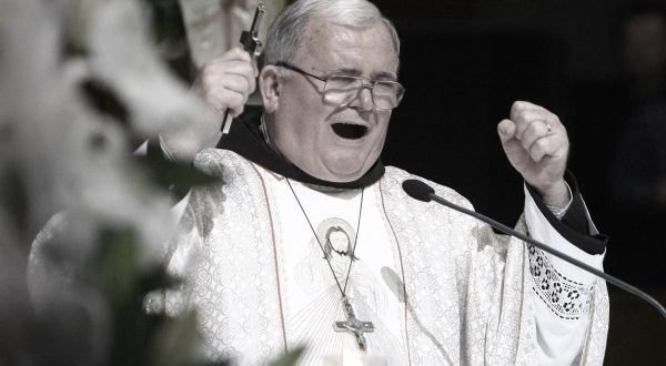 29.04.2009., Zagreb - U crkvi Sv. Kriza na Sigetu fra Smiljan Kozul odrzao je misu za ozdravljenje i oslobodjenje. Na misi je bilo oko 3000 vjernika. Mnogi su glasno jecali te padali u trans. Gospodin koji se predstavio kao Mirko, tvrdi da je vidio Isusa te bio u raju i cistilistu. rPhoto: Davor Puklavec/24sata