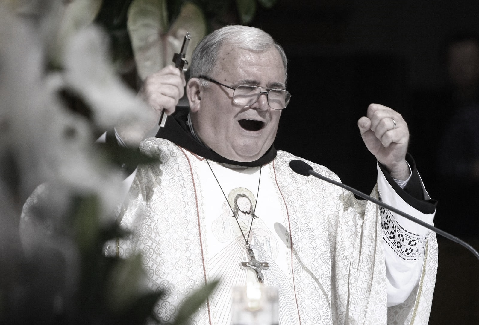 29.04.2009., Zagreb - U crkvi Sv. Kriza na Sigetu fra Smiljan Kozul odrzao je misu za ozdravljenje i oslobodjenje. Na misi je bilo oko 3000 vjernika. Mnogi su glasno jecali te padali u trans. Gospodin koji se predstavio kao Mirko, tvrdi da je vidio Isusa te bio u raju i cistilistu. rPhoto: Davor Puklavec/24sata
