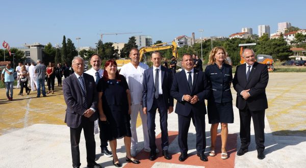 09.10.2023.-Split- Sluzbeno otvaranje radova na helidromu KBC-a Split. Obilazak helidroma,  konferencija za novinare. Na konferenciji ce govoriti ministar zdravstva Vili Beros, ravnateljica Hrvatskog zavoda za hitnu medicinu Maja Grba Bujevic i ravnatelj KBC-a Split Julije Mestrovic. Helidrom KBC-a Split je u sustavu organizacije zbrinjavanja zivotno ugrozenih pacijenata najvazniji medicinski helidrom u Hrvatskoj. Godišnje se izvede oko 500 helikopterskih transporta, osobito pacijenata s otoka. Nakon rekonstrukcije sadrzavat ce svu najsuvremeniju opremu i signalizaciju za dnevne i nocne letove, a omogucit ce i medjunarodnu certifikaciju. Photo: Ivana Ivanovic/PIXSELL