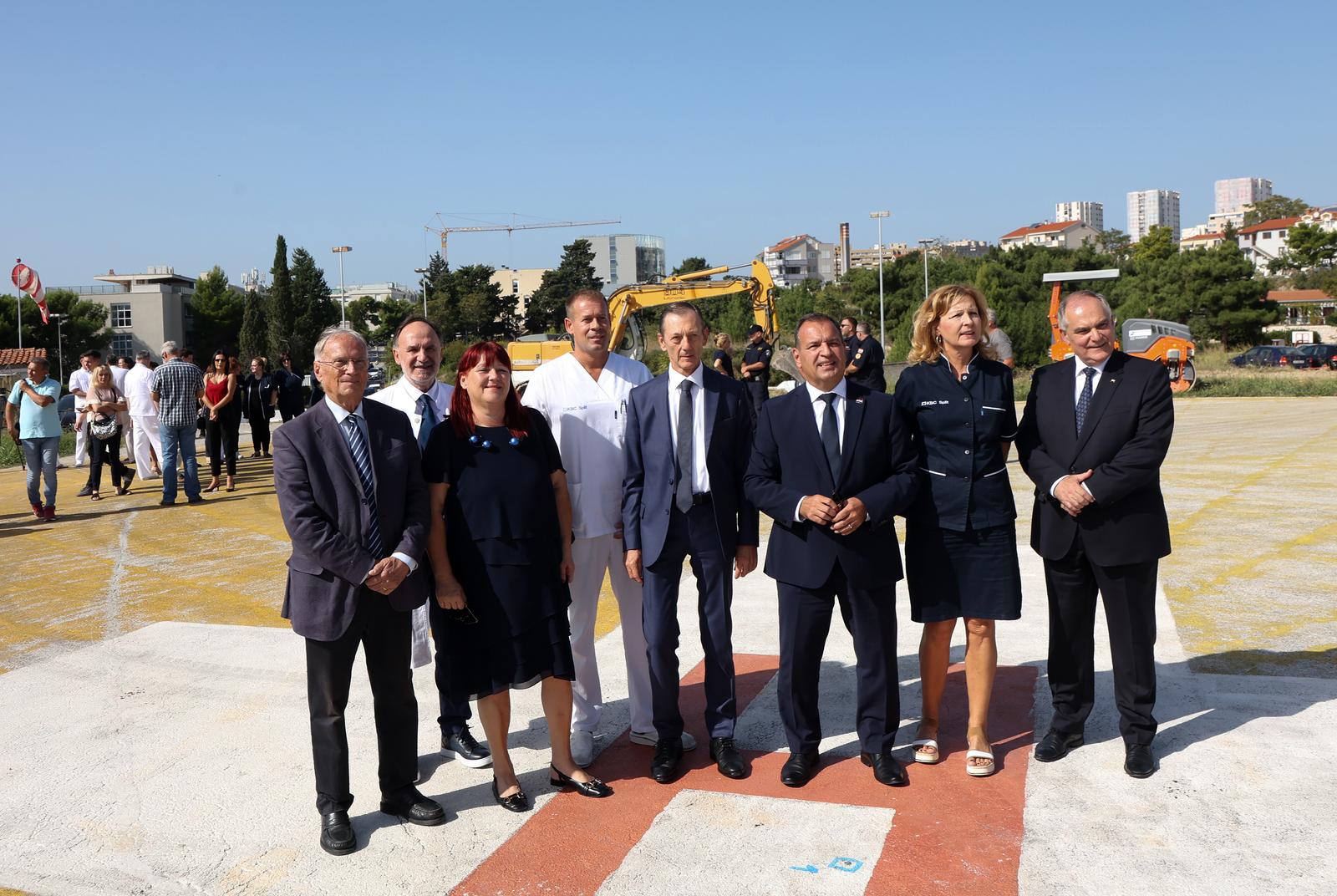 09.10.2023.-Split- Sluzbeno otvaranje radova na helidromu KBC-a Split. Obilazak helidroma,  konferencija za novinare. Na konferenciji ce govoriti ministar zdravstva Vili Beros, ravnateljica Hrvatskog zavoda za hitnu medicinu Maja Grba Bujevic i ravnatelj KBC-a Split Julije Mestrovic. Helidrom KBC-a Split je u sustavu organizacije zbrinjavanja zivotno ugrozenih pacijenata najvazniji medicinski helidrom u Hrvatskoj. Godišnje se izvede oko 500 helikopterskih transporta, osobito pacijenata s otoka. Nakon rekonstrukcije sadrzavat ce svu najsuvremeniju opremu i signalizaciju za dnevne i nocne letove, a omogucit ce i medjunarodnu certifikaciju. Photo: Ivana Ivanovic/PIXSELL