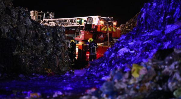 06.10.2023., Oroslavje, Veliki pozar izbio je u tvrtki Eko Flor u Mokricama koja se bavi zbrinjavanjem otpada u ponedjeljak navecer. Dojavu o pozaru Zagorska javna vatrogasna postrojba dobila je u 23.26 sati. Od Zagorske javne vatrogasne postrojbe doznajemo kako gori plastika. Na terenu su vatrogasci i policija. Nakon sat vremena 40 vatrogasaca sa 8 vozila pozar su uspjeli ugasiti. Na terenu ostaju vatrogasci dezurati kako se pozar opet ne bi zapali. Photo: Emica Elvedji/PIXSELL