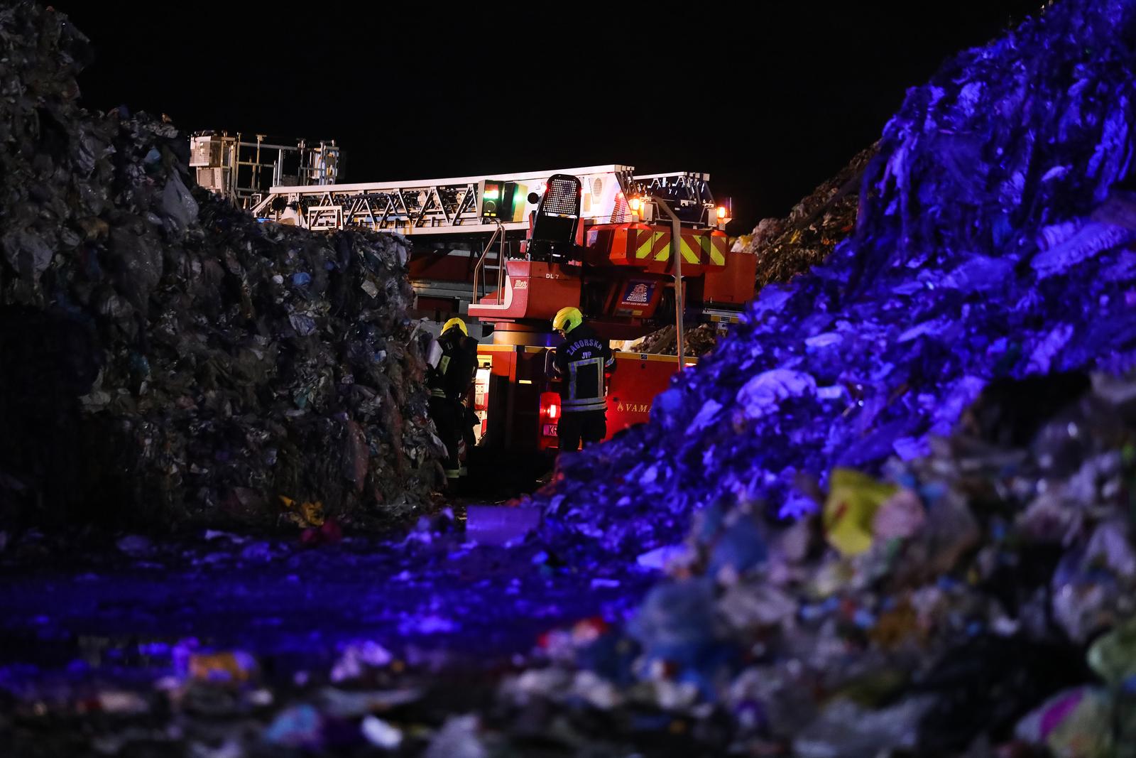 06.10.2023., Oroslavje, Veliki pozar izbio je u tvrtki Eko Flor u Mokricama koja se bavi zbrinjavanjem otpada u ponedjeljak navecer. Dojavu o pozaru Zagorska javna vatrogasna postrojba dobila je u 23.26 sati. Od Zagorske javne vatrogasne postrojbe doznajemo kako gori plastika. Na terenu su vatrogasci i policija. Nakon sat vremena 40 vatrogasaca sa 8 vozila pozar su uspjeli ugasiti. Na terenu ostaju vatrogasci dezurati kako se pozar opet ne bi zapali. Photo: Emica Elvedji/PIXSELL