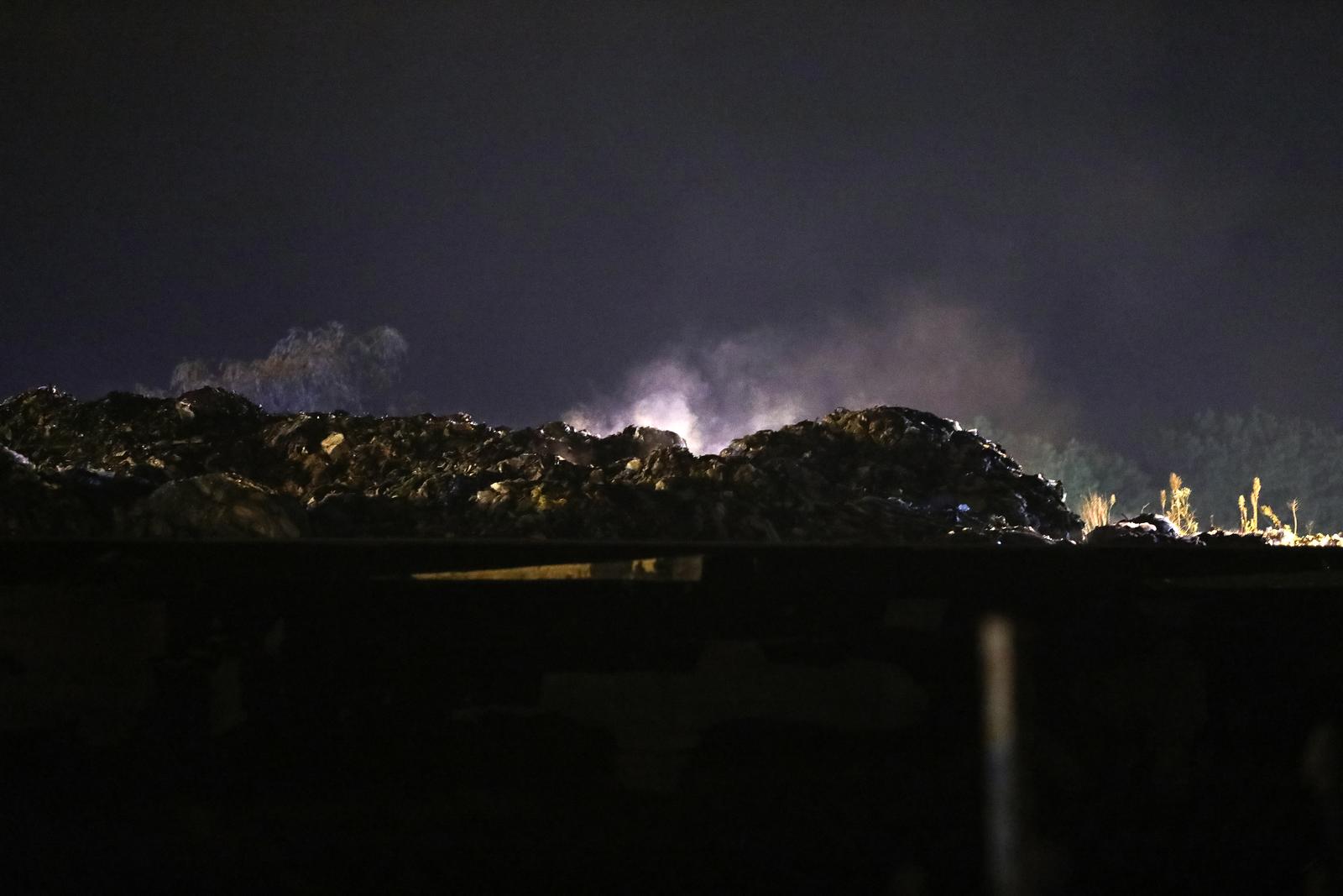 06.10.2023., Oroslavje, Veliki pozar izbio je u tvrtki Eko Flor u Mokricama koja se bavi zbrinjavanjem otpada u ponedjeljak navecer. Dojavu o pozaru Zagorska javna vatrogasna postrojba dobila je u 23.26 sati. Od Zagorske javne vatrogasne postrojbe doznajemo kako gori plastika. Na terenu su vatrogasci i policija. Nakon sat vremena 40 vatrogasaca sa 8 vozila pozar su uspjeli ugasiti. Na terenu ostaju vatrogasci dezurati kako se pozar opet ne bi zapali. Photo: Emica Elvedji/PIXSELL