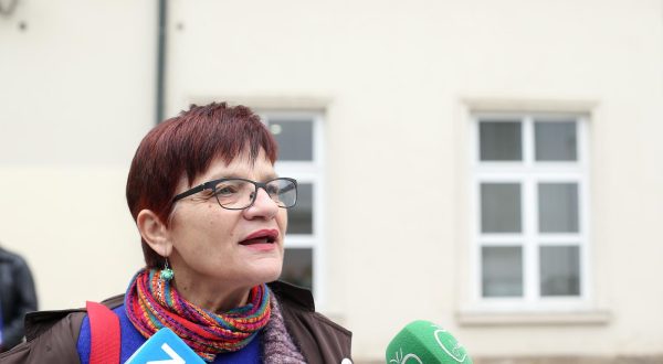Zagreb: Predstavnici nekoliko udruga obilježile 80. godišnjicu Kristalne noći 09.11.2018., Zagreb - Predstavnici udruga organizirali su okupljanje povodom osamdesete obljetnice Kristalne noci ispred nekadasnje sinagoge u Praskoj ulici. Krugom sutnje i priopcenjem za javnost ukazali su na nuznost odupiranja sirenju straha i mrznje prema izbjeglicama i osobama migranstkog podrijetla. Ana Raffai. rPhoto: Luka Stanzl/PIXSELL