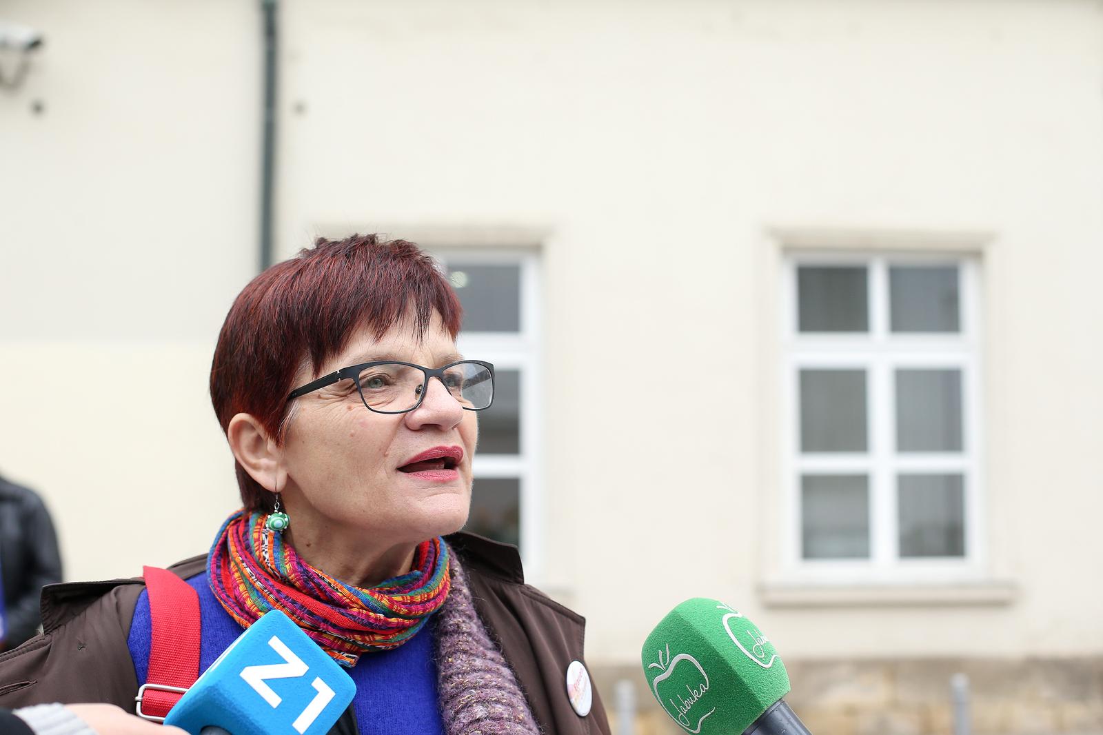 Zagreb: Predstavnici nekoliko udruga obilježile 80. godišnjicu Kristalne noći 09.11.2018., Zagreb - Predstavnici udruga organizirali su okupljanje povodom osamdesete obljetnice Kristalne noci ispred nekadasnje sinagoge u Praskoj ulici. Krugom sutnje i priopcenjem za javnost ukazali su na nuznost odupiranja sirenju straha i mrznje prema izbjeglicama i osobama migranstkog podrijetla. Ana Raffai. rPhoto: Luka Stanzl/PIXSELL