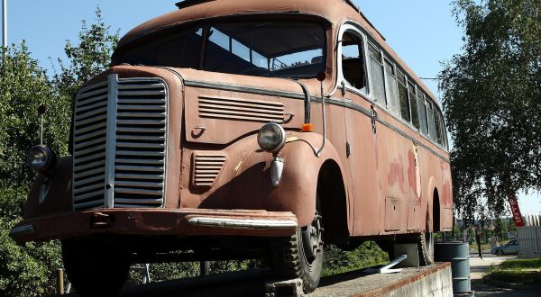 08.07.2010., Zagreb - U studijima Jadran filma cuvaju se mnogi rekviziti i kostimi  koristeni na snimanjima filmova u kojima su glumili mnogi poznati domaci i strani glumci. Autobus iz filmova Tko to tamo peva i Okupacija u 26 slika.rPhoto: Zeljko Hladika/Pixsell