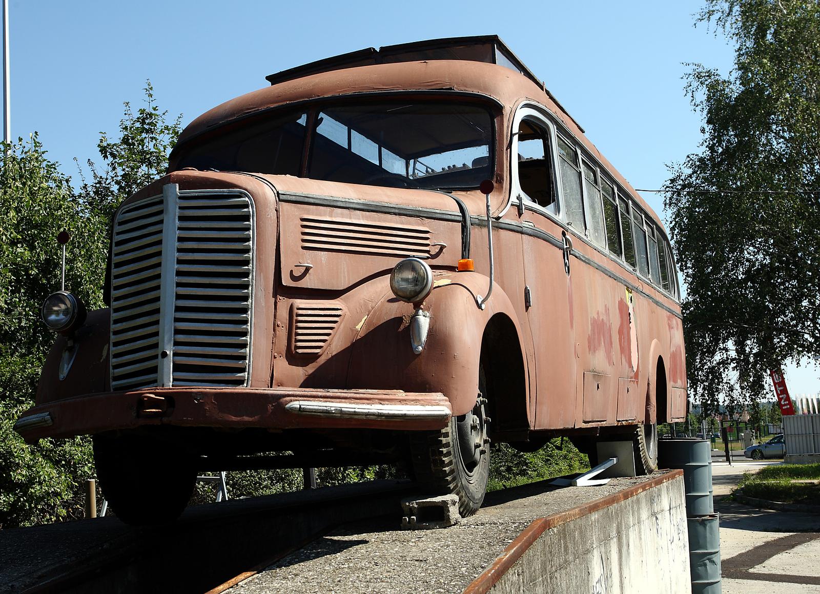08.07.2010., Zagreb - U studijima Jadran filma cuvaju se mnogi rekviziti i kostimi  koristeni na snimanjima filmova u kojima su glumili mnogi poznati domaci i strani glumci. Autobus iz filmova Tko to tamo peva i Okupacija u 26 slika.rPhoto: Zeljko Hladika/Pixsell