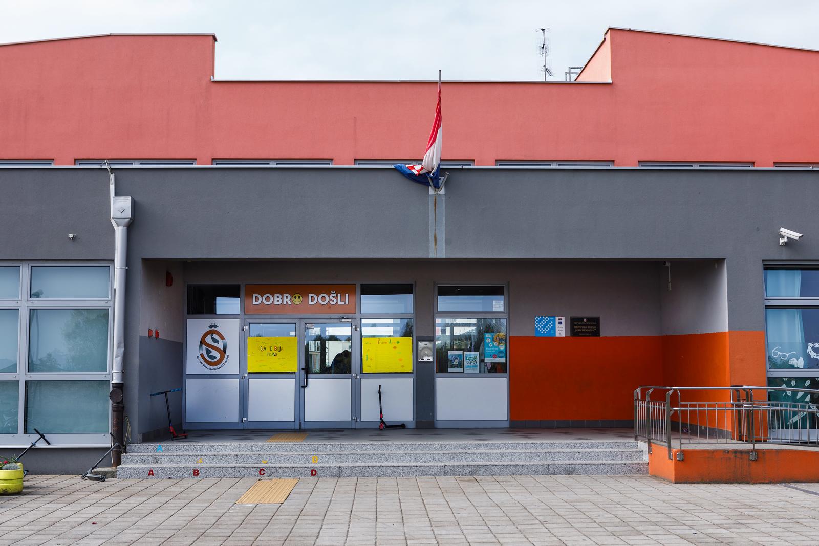 10.10.2022., Dugo Selo - Osnovna skola Ivan Benkovic gdje je u subotu pretucen maloljetnik od strane maloljetnicke bande, navodno su ga napali pred glavnim ulazom. Photo: Tomislav Miletic/PIXSELL