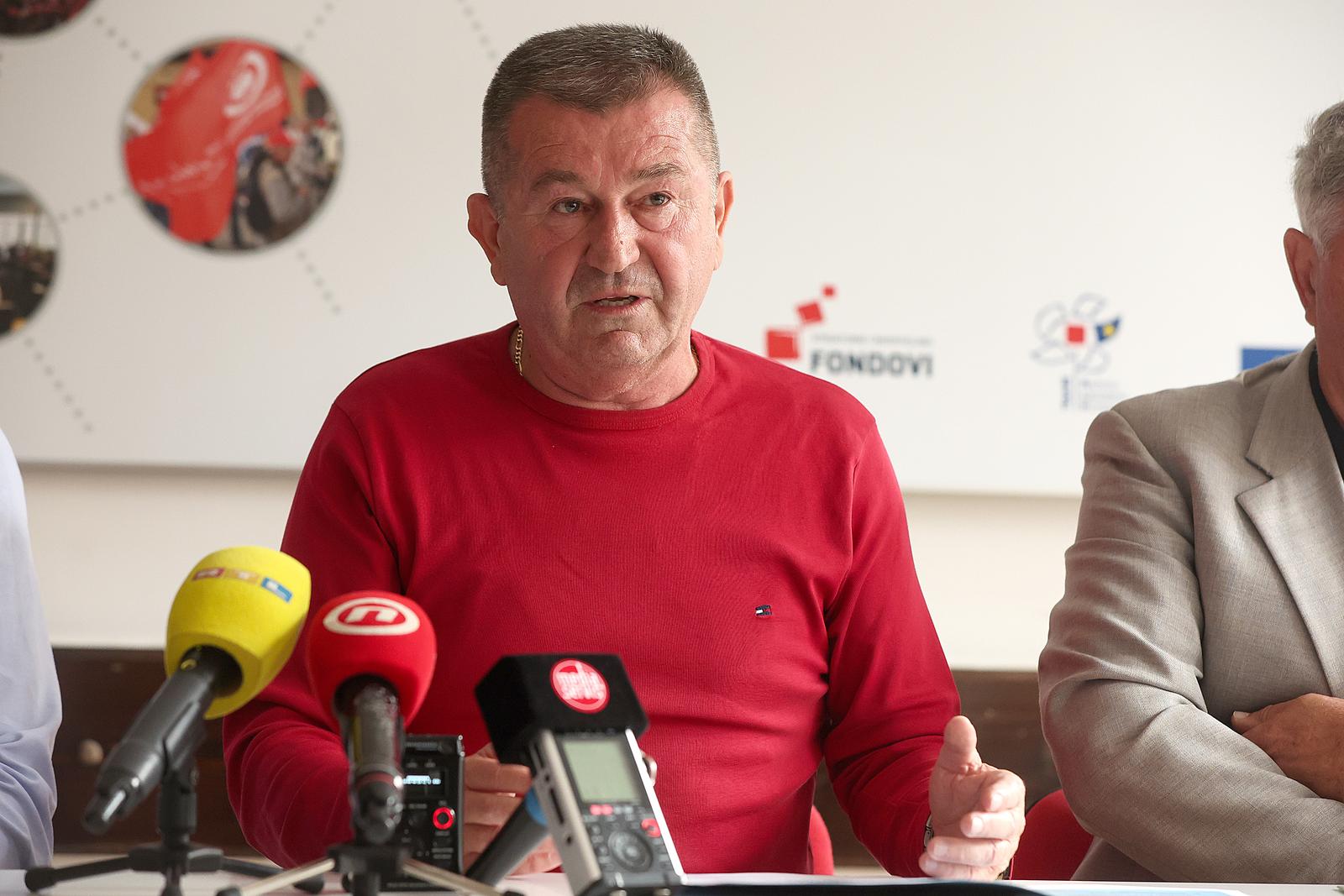 10.10.2023., Zagreb - Udruga sindikata vozaca i prometnih radnika Hrvatske (USVPRH) i Sindikat prometa i veza Hrvatske (SPIVH) odrzao je konferenciju za novinare zbog cestih napada na vozace gradskih autobusa i tramvaja te vozace javnoga linijskog prijevoza. Na konferenciji su govorili predsjednik USVPRH Anto Jelic, predsjednik SPIVH Stjepan Lisicak i predsjednik SSSH Mladen Novosel, a bio je i predstavnik Udruge branitelja iz Domovinskog rata Zagrebackog elektricnog tramvaja. Photo: Goran Stanzl/PIXSELL