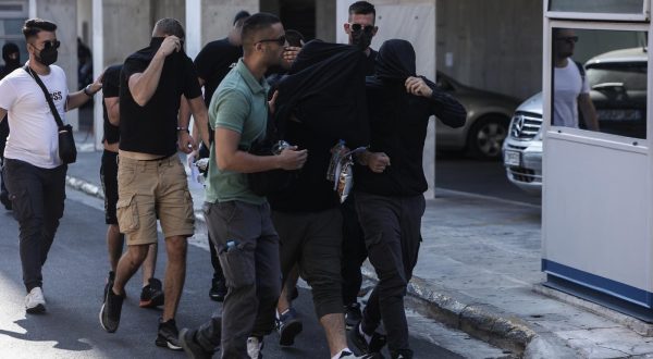 11.08.2023., Atena, Grcka - Prva skupina navijaca iz pritvora je prebacena na sud gdje u 12 sati pocinju saslusanja koja ce trajati do nedjelje. Uhicene, njih 105, ce dovoditi i ispitivati u grupama po 30 osoba. Prvi optuzenici za krvave incidente ispred stadiona AEK-a i ubojstvo 29-godisnjaka danas ce biti ispitani, a glavnu istragu vode tri istrazitelja, jedan redovni i dva pomocnika.  Photo: VASILIS REMBA/EUROKINISS/PIXSELL