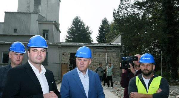 11.10.2023.,Sisak - Potpredsjednik Vlade i ministar Branko Bacic u pratnji zupana  Ivana Celjaka obisao je gradilista obnove na sisackom podrucju.  
Nakon obilaska gradilista Jodnog ljecilista, obisao je zgrade u Culigovoj ulici na kojima je zavrsila organizirana konstrukcijska obnova.Jodno.
Photo: Nikola Cutuk/PIXSELL Photo: Nikola Cutuk/PIXSELL