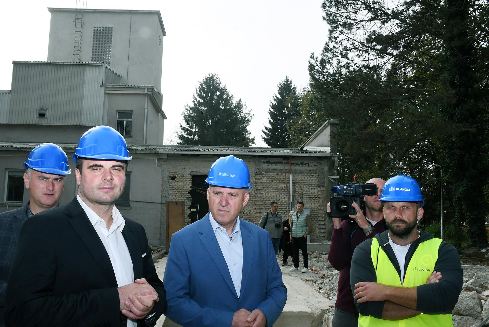 11.10.2023.,Sisak - Potpredsjednik Vlade i ministar Branko Bacic u pratnji zupana  Ivana Celjaka obisao je gradilista obnove na sisackom podrucju.  
Nakon obilaska gradilista Jodnog ljecilista, obisao je zgrade u Culigovoj ulici na kojima je zavrsila organizirana konstrukcijska obnova.Jodno.
Photo: Nikola Cutuk/PIXSELL Photo: Nikola Cutuk/PIXSELL