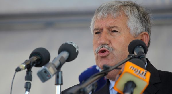 18.11.2011., Skabrnja - U Skabrnji je obiljezeno 20 godina od ratnog zlocina pocinjenog 18. studenoga 1991. godine. Sjecanju na zrtve prisustvovali su brojni gradjani a od drzavnog izaslanstva dogadjaju su nazocili general pukovnik Slavko Baric kao izaslanik predsjednika Josipovica, ministar Bozidar Kalmeta kao izaslanik premijerke Kosor te Josip Friscic kao kao zamjenik predsjednika Sabora Luke Bebica. Marko Miljanic.rPhoto: Filip Brala/PIXSELL
