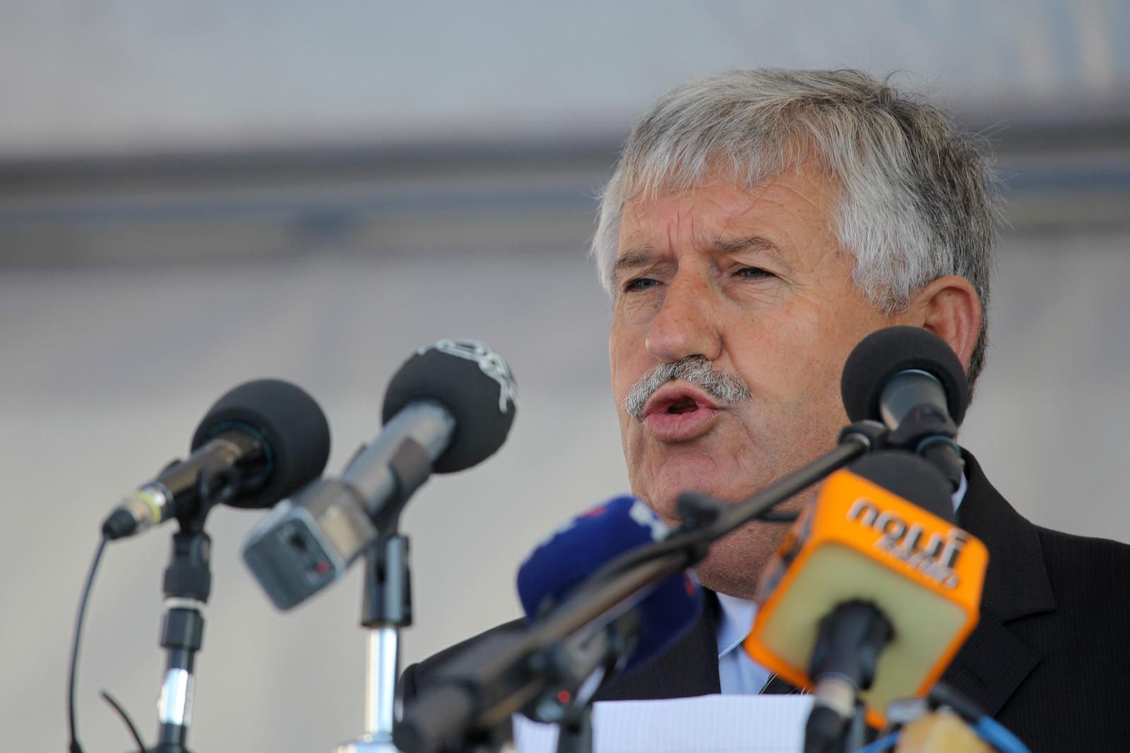18.11.2011., Skabrnja - U Skabrnji je obiljezeno 20 godina od ratnog zlocina pocinjenog 18. studenoga 1991. godine. Sjecanju na zrtve prisustvovali su brojni gradjani a od drzavnog izaslanstva dogadjaju su nazocili general pukovnik Slavko Baric kao izaslanik predsjednika Josipovica, ministar Bozidar Kalmeta kao izaslanik premijerke Kosor te Josip Friscic kao kao zamjenik predsjednika Sabora Luke Bebica. Marko Miljanic.rPhoto: Filip Brala/PIXSELL