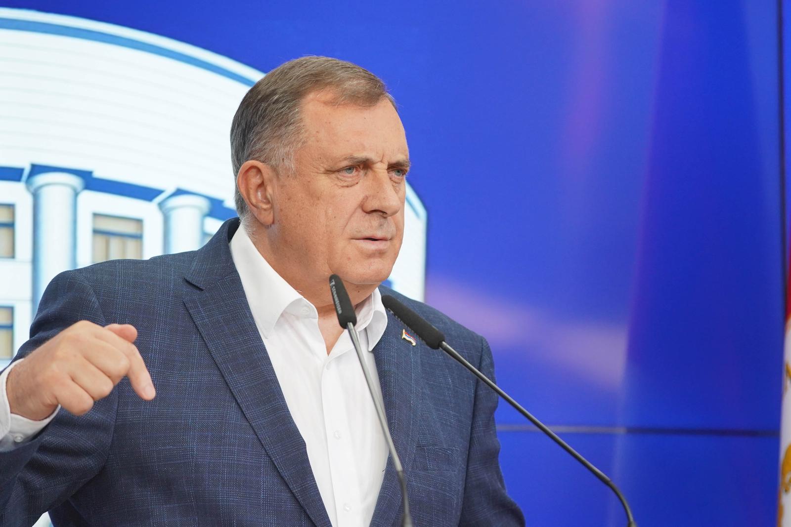 12.08.2023., Banja Luka, Bosna i Hercegovina - Predsjednik RS Milorad Dodik odrzao je konferenciju za medije nakon sto je Tuzilastvo BiH podiglo optuznicu protiv njega. Dodik je za podizanje optuznice rekao da iza toga stoji americki veleposlanik u BiH, kao i da ce pokrenuti tuzbu protiv tuzioca Tuzilastva BiH zbog "zlouporabe" sluzbenog polozaja, ali i da ce se odazvati na poziv Suda BiH ukoliko se potvrdi optuznica. Dodik je pojedine medije iz RS nazvao "izdajnickim" poput N1, portala Buka i Kapital te najavio da ce uskoro izaci s dokazima da su dobili nekiliko milijuna funti za aktivnosti usmjerene protiv vlasti u RS.   Photo: Dejan Rakita/PIXSELL