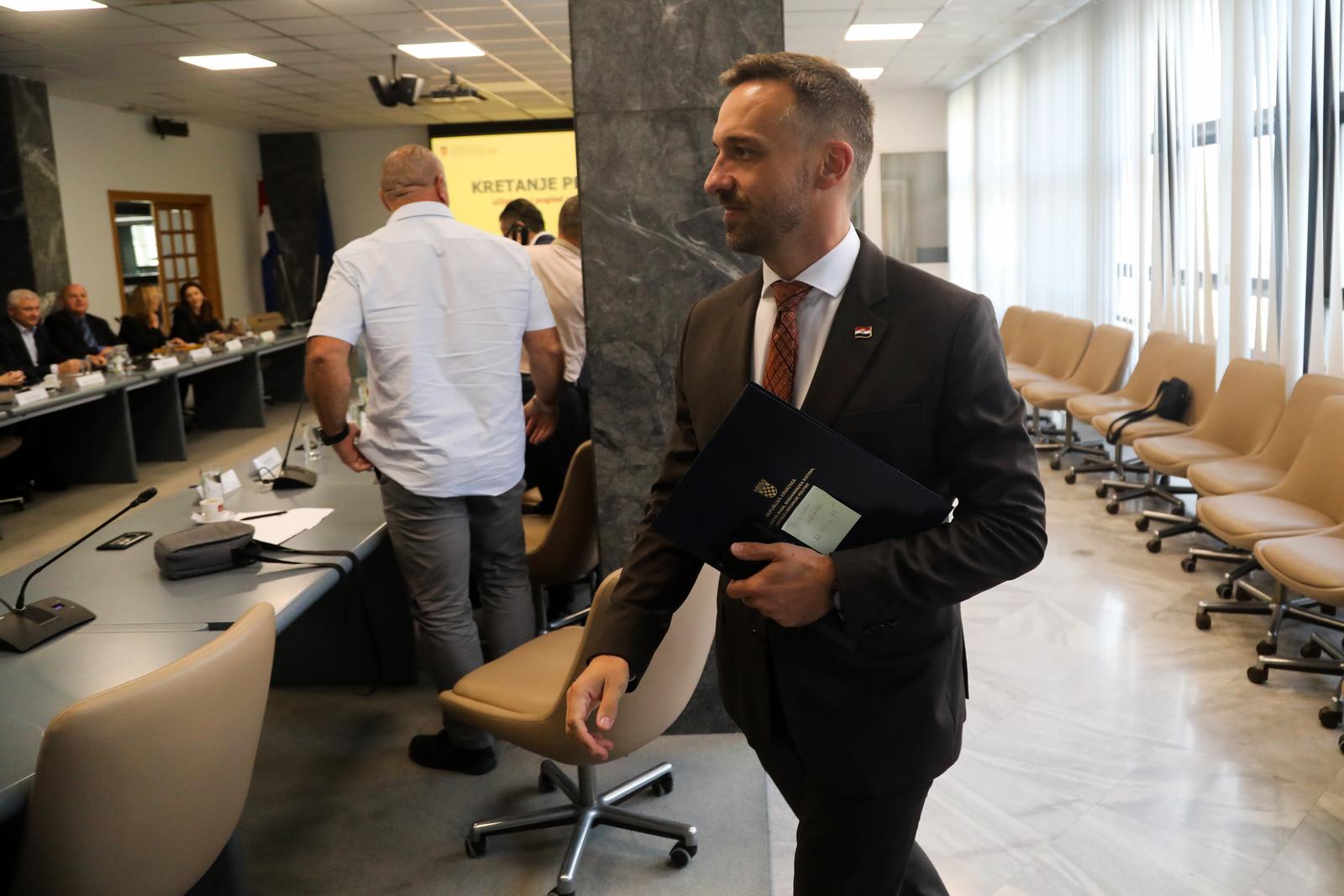 12.10.2023., Zagreb - U Ministarstvu rada je odrzan drugi sastanak pregovarackih odbora Vlade RH i sindikata drzavne sluzbe za pregovore o sklapanju izmjena i dopuna Kolektivnog ugovora za sluzbenike i namjestenike u drzavnoj sluzbi Photo: Zeljko Hladika/PIXSELL