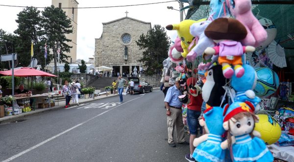 13.06.2022., Zagreb -  Blagdan Svetoga Antuna Padovanskog na Svetom Duhu u Bazilici Svetog Antuna Padovanskog. Svakog 13. lipnja vjernici se okupljaju u zupama kako bi proslavili blagdan, a posebnost je blagoslov djece i cvijeca, ponajvise ljiljana koji se smatraju njegovim cvijetom. Photo: Igor Kralj/PIXSELL