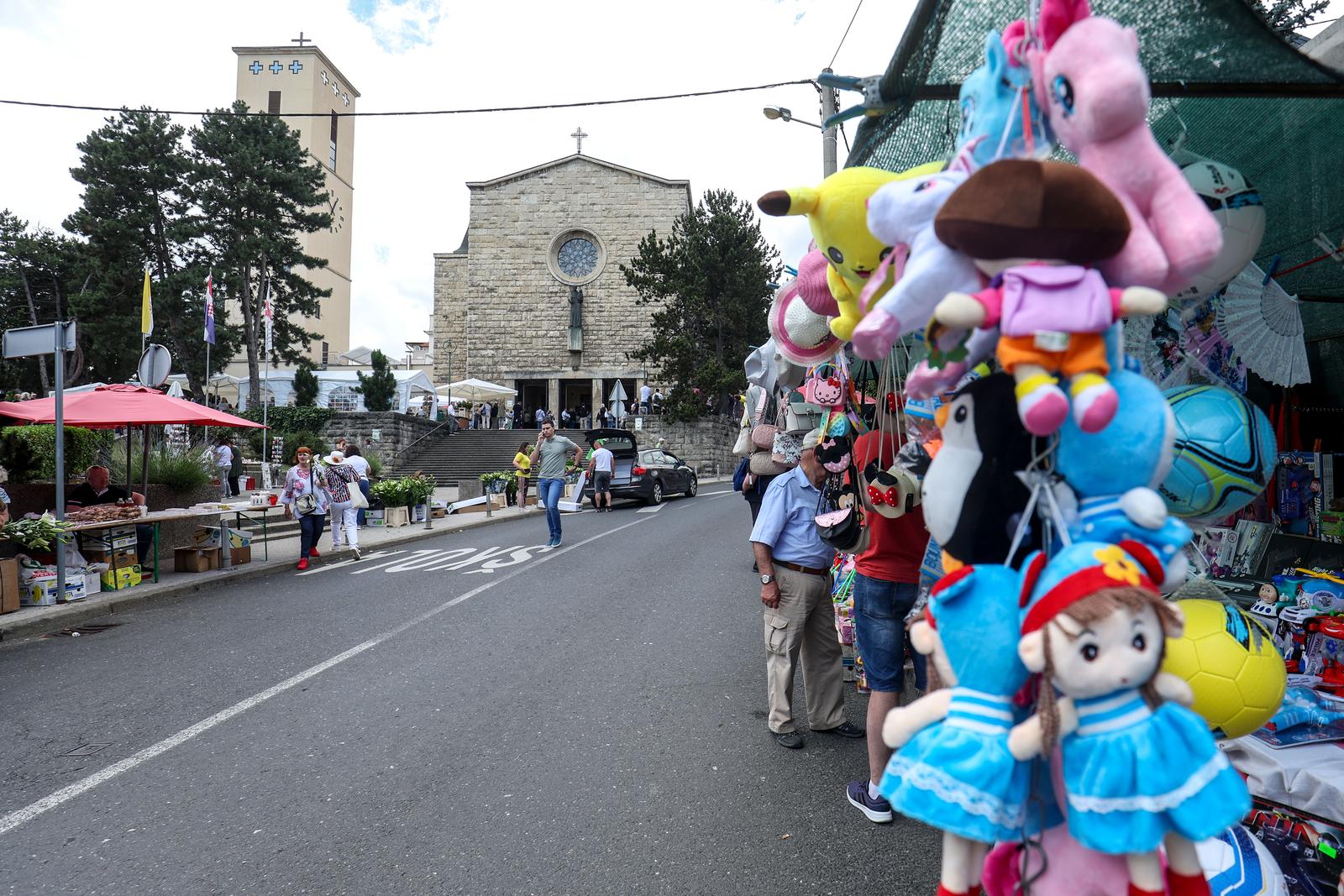 13.06.2022., Zagreb -  Blagdan Svetoga Antuna Padovanskog na Svetom Duhu u Bazilici Svetog Antuna Padovanskog. Svakog 13. lipnja vjernici se okupljaju u zupama kako bi proslavili blagdan, a posebnost je blagoslov djece i cvijeca, ponajvise ljiljana koji se smatraju njegovim cvijetom. Photo: Igor Kralj/PIXSELL