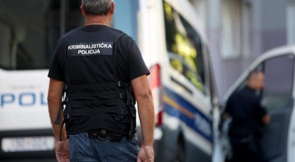 13.09.2022., Zagreb - Policija, kriminalisticka policija i istrazitelji u pretresu garaznog prostora stambene zgrade u naselju Srednjaci. Photo: Slavko Midzor/PIXSELL